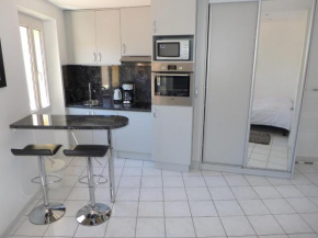 Гостиница Studio Riouffe 2 mins from the Palais des Festivals and the beach 132  Канны